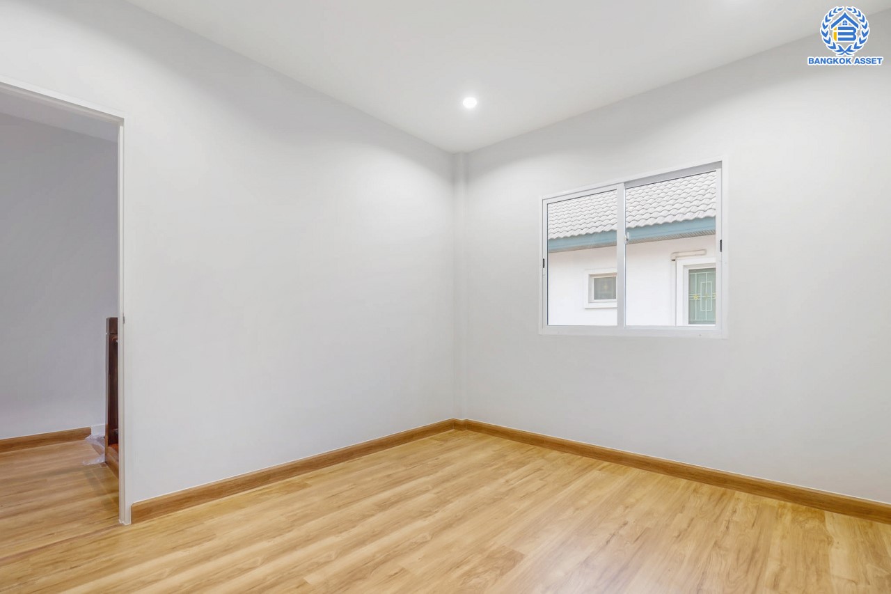 บ้านมือสองตกแต่งใหม่ ม.ชวนชื่นโมดัส ราชพฤกษ์-ท่าอิฐ หลังมุม มีพื้นที่สนามหญ้าด้านข้าง เนื้อที่ 55.6 ตร.ว. ฟังก์ชัน 3 ห้องนอน 2 ห้องน้ำ 2 ที่จอดรถ บนทำเลศักยภาพ เชื่อมต่อถนนรัตนาธิเบศร์ และถนนราชพฤกษ์ ทำเลใจกลาง 2 เซ็นทรัล ใกล้รถไฟฟ้า "สถานีบางรักน้อยท่าอิฐ" เพียง 10 นาที